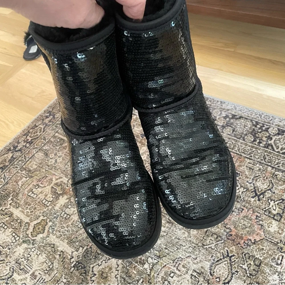EUC BLACK UGG CLASSIC SHORT SEQUIN BOOTS Size 6